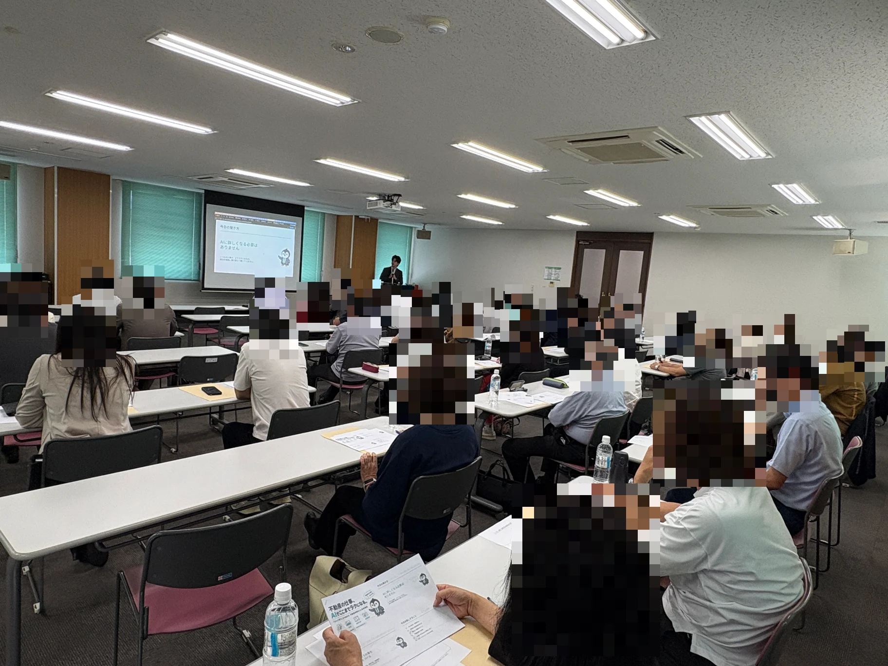 宮崎グリーンホテルで講演を聴く参加者の皆さま。参加者の顔はモザイク処理しています